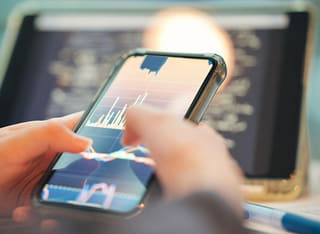 Inversor comprobando el proceso transparente de retirada y transferencia de fondos